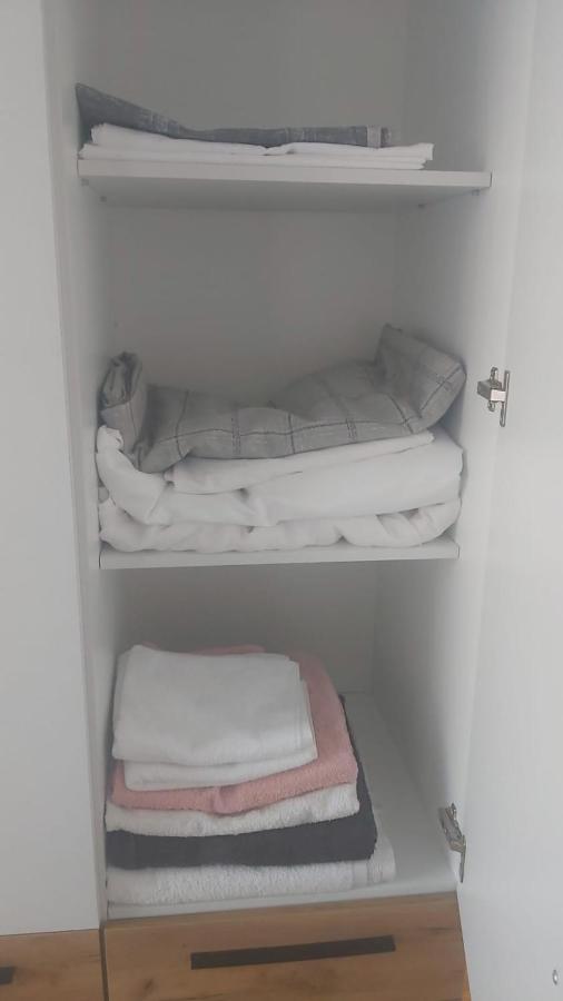 Coresi, 2 Camere, Sleeps 6 Large Private Garden Apartment Pets Welcome Brasov Ngoại thất bức ảnh