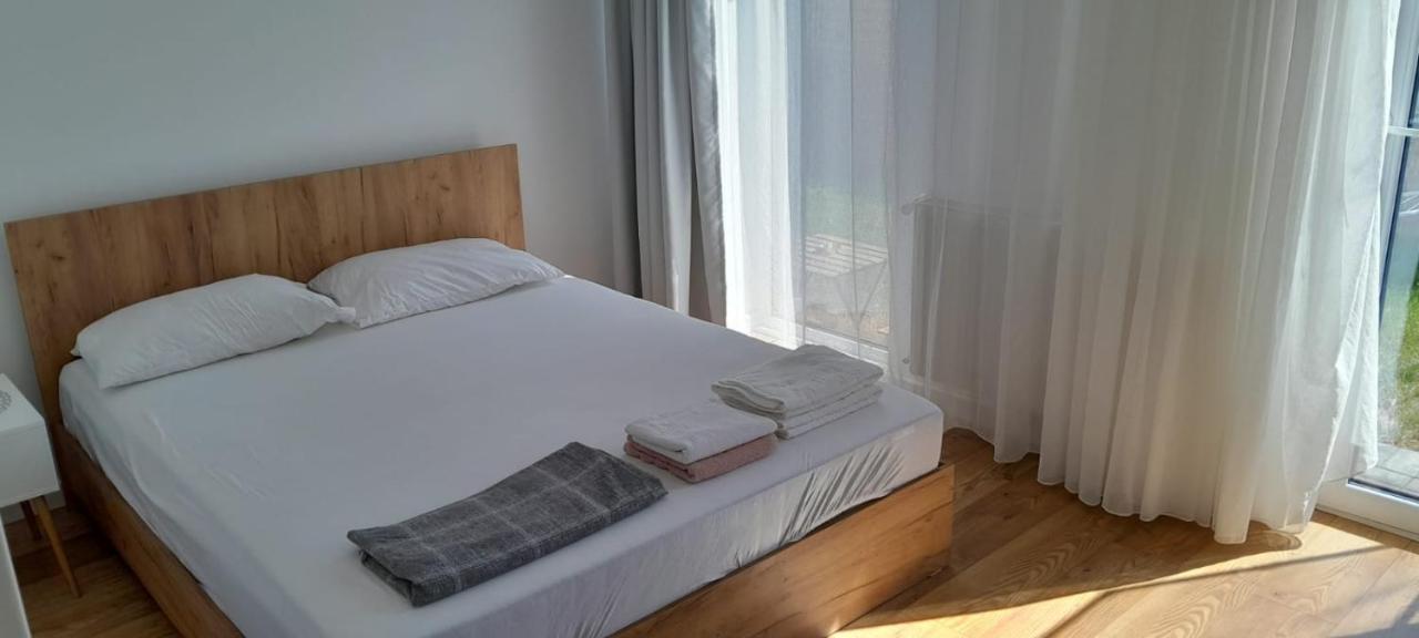 Coresi, 2 Camere, Sleeps 6 Large Private Garden Apartment Pets Welcome Brasov Ngoại thất bức ảnh